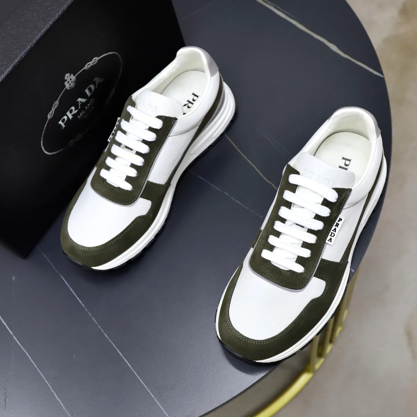 Factory price: 740💰Top original order Brand: PRADA (Prada) Standard code: Men's size 38/44 (45 can be customized) Grade: Same as the official website Material: Original cowhide stitching imported cowhide lining Original combination two-color wear-resistant soft outsole Style category: Leisure and sports version Young fashion European and American trend British style Color: Real picture color